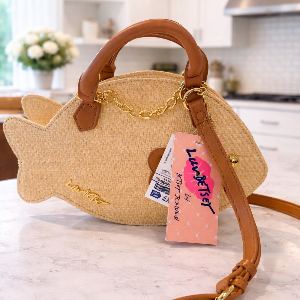 Fish-Shaped Straw Crossbody Bag in Natural/Tan